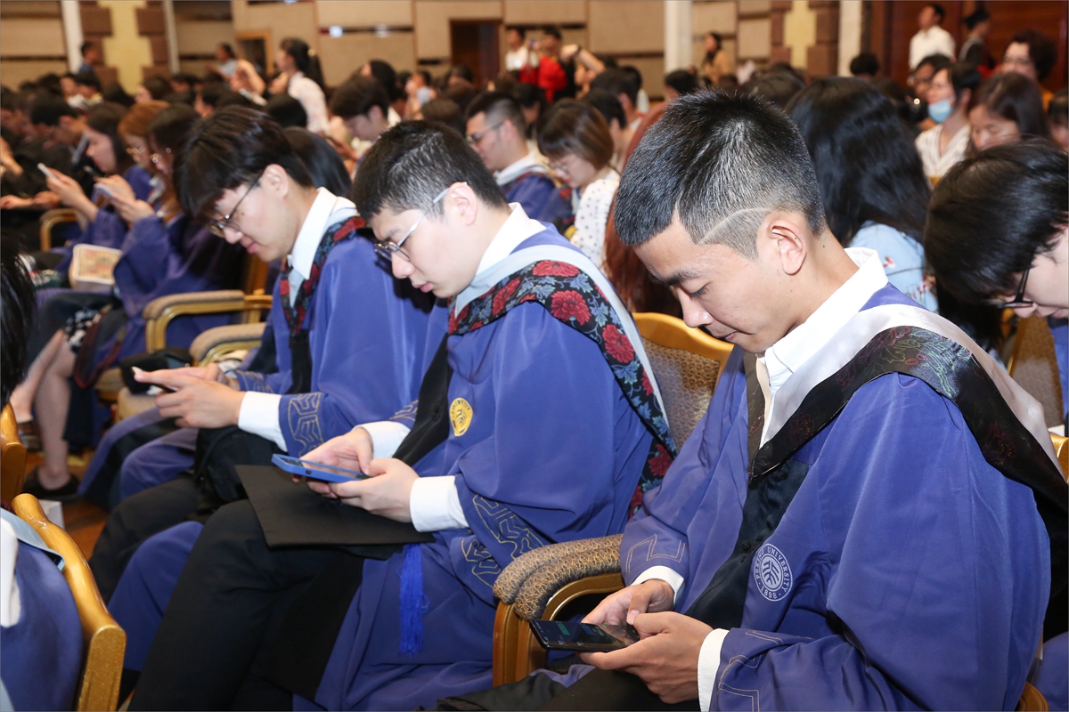 cc7eba2a9b8d4663b76c5b4e12fd4cf8.jpg 图6-1 毕业生感恩父母.jpg