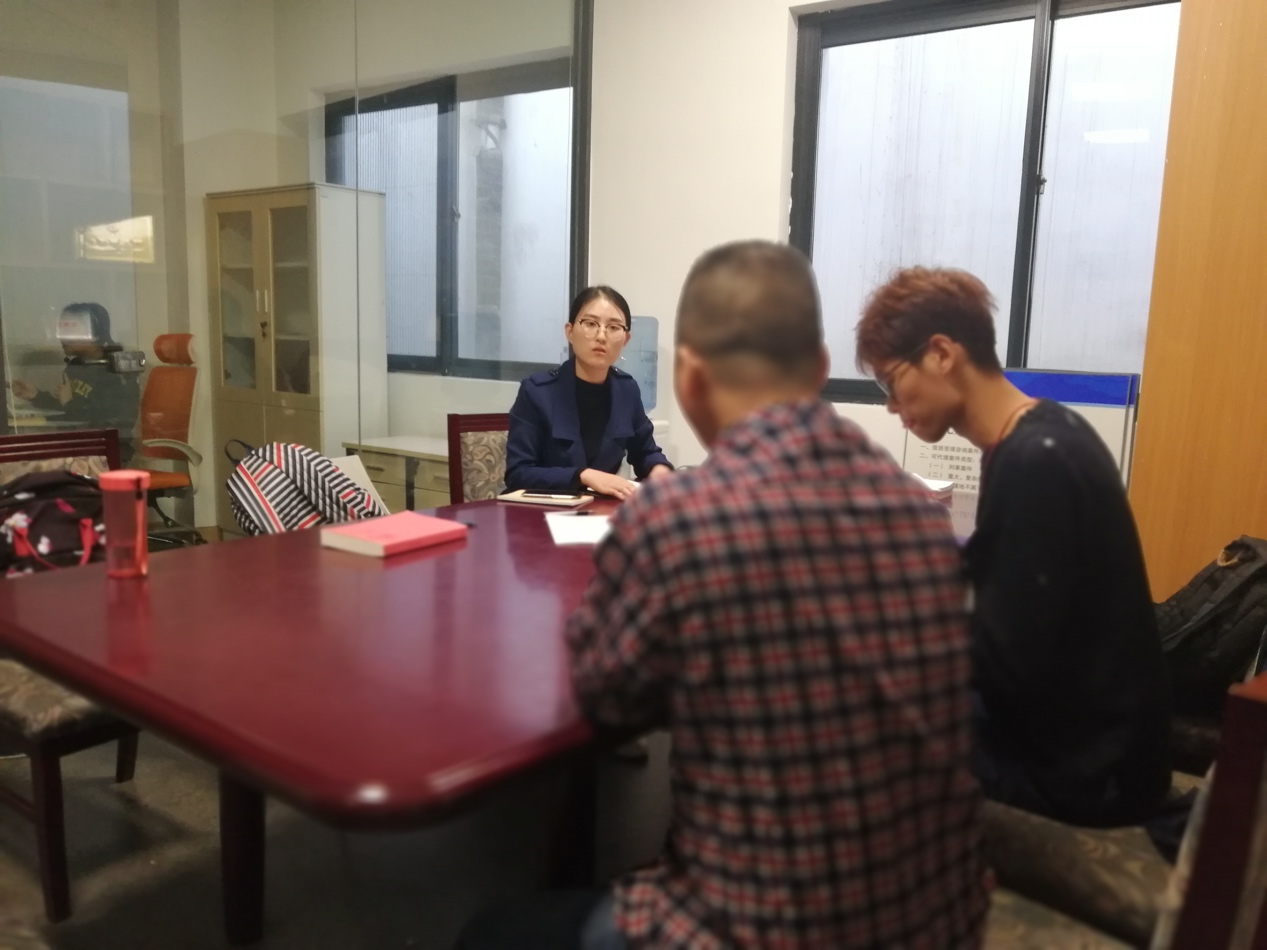 ../优秀项目奖参评材料-法学院-金沙萨体育官网登录入口法律援助协会/志愿服务照片与短视频/志愿服务照片/法律咨询志愿服务照片/咨询现场%20与当事人交流.jpg
